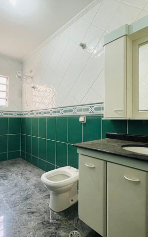 Casa à venda com 172m², 4 quartos e 2 vagas Casa à venda com 172m², 4 quartos e 2 vagasBanheiro Suíte