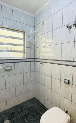 Casa à venda com 172m², 4 quartos e 2 vagas Casa à venda com 172m², 4 quartos e 2 vagasBanheiro 1