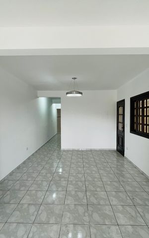 Casa à venda com 172m², 4 quartos e 2 vagas Casa à venda com 172m², 4 quartos e 2 vagasSala