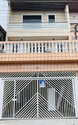 Casa à venda com 172m², 4 quartos e 2 vagas Casa à venda com 172m², 4 quartos e 2 vagasFachada