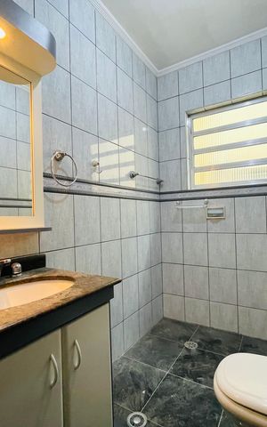 Casa à venda com 172m², 4 quartos e 2 vagas Casa à venda com 172m², 4 quartos e 2 vagasBanheiro 1