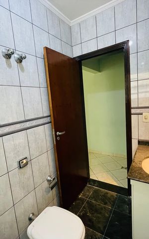 Casa à venda com 172m², 4 quartos e 2 vagas Casa à venda com 172m², 4 quartos e 2 vagasBanheiro 1