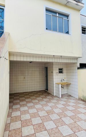 Casa à venda com 172m², 4 quartos e 2 vagas Casa à venda com 172m², 4 quartos e 2 vagasQuintal