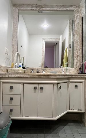 Apartamento à venda com 237m², 4 quartos e 5 vagasBanheiro da Suíte 1