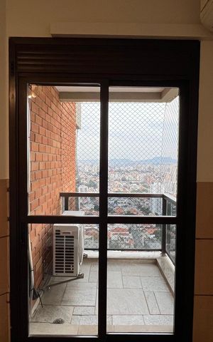 Apartamento à venda com 237m², 4 quartos e 5 vagasSacada da suite 4