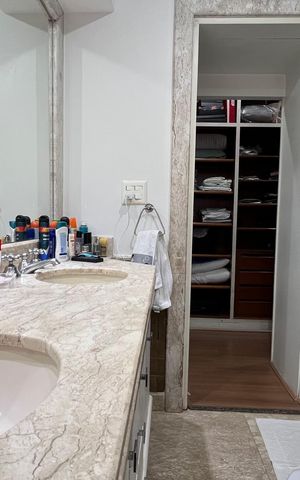 Apartamento à venda com 237m², 4 quartos e 5 vagasBanheiro da Suíte 4