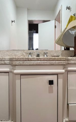 Apartamento à venda com 237m², 4 quartos e 5 vagasBanheiro da Suíte 2