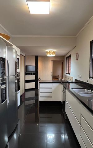 Apartamento à venda com 237m², 4 quartos e 5 vagasCozinha
