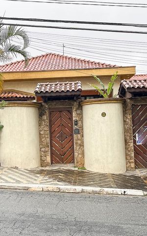 Casa à venda com 304m², 3 quartos e 4 vagasFachada + plaquinha
