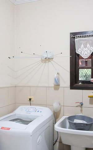 Casa à venda com 304m², 3 quartos e 4 vagasÁrea de serviço