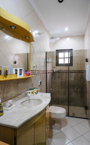 Casa à venda com 304m², 3 quartos e 4 vagasBanheiro da suíte 2