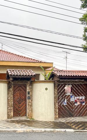 Casa à venda com 304m², 3 quartos e 4 vagasFachada + plaquinha