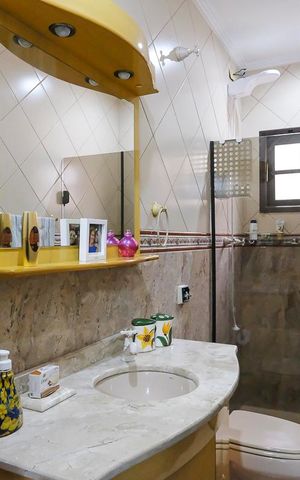 Casa à venda com 304m², 3 quartos e 4 vagasBanheiro da suíte 2
