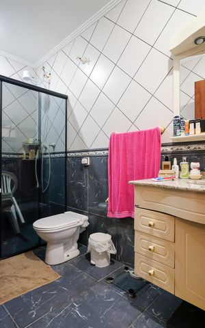 Casa à venda com 304m², 3 quartos e 4 vagasBanheiro da suíte 1