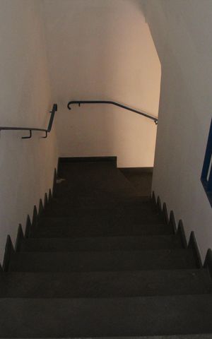 Casa à venda com 252m², 3 quartos e 3 vagasEscada acesso a Sala pela garagem 