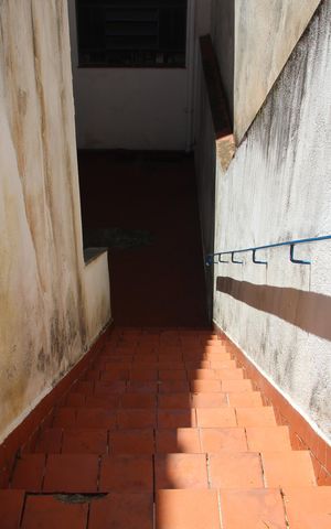 Casa à venda com 252m², 3 quartos e 3 vagasEscada acesso a garagem 