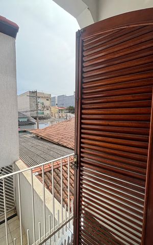 Casa à venda com 250m², 3 quartos e 6 vagas Casa à venda com 250m², 3 quartos e 6 vagasQuarto 1 Varanda