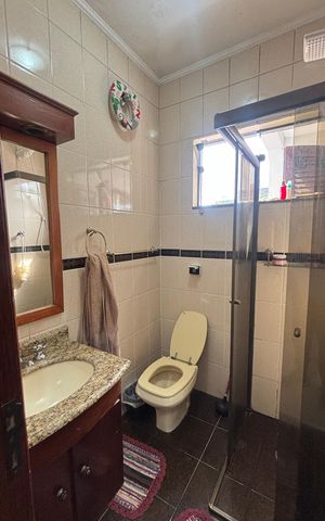Casa à venda com 250m², 3 quartos e 6 vagas Casa à venda com 250m², 3 quartos e 6 vagasBanheiro
