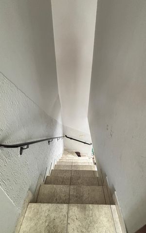 Casa à venda com 250m², 3 quartos e 6 vagas Casa à venda com 250m², 3 quartos e 6 vagasEscada