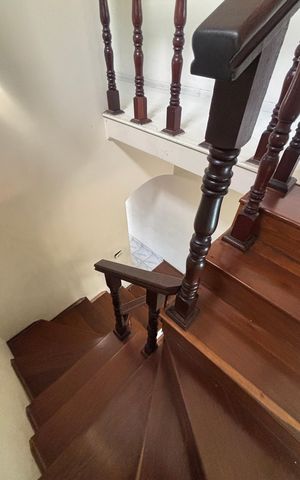 Casa à venda com 250m², 3 quartos e 6 vagas Casa à venda com 250m², 3 quartos e 6 vagasEscada
