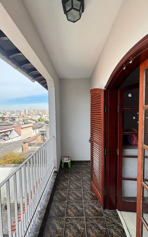 Casa à venda com 250m², 3 quartos e 6 vagas Casa à venda com 250m², 3 quartos e 6 vagasQuarto 2 Varanda