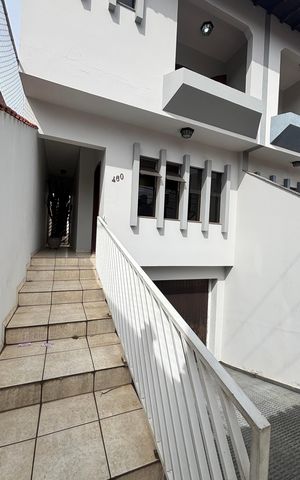 Casa à venda com 250m², 3 quartos e 6 vagas Casa à venda com 250m², 3 quartos e 6 vagasEntrada