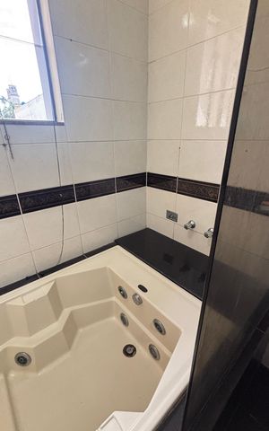 Casa à venda com 250m², 3 quartos e 6 vagas Casa à venda com 250m², 3 quartos e 6 vagasBanheiro da Suíte