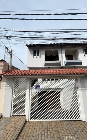 Casa à venda com 250m², 3 quartos e 6 vagas Casa à venda com 250m², 3 quartos e 6 vagasFachada