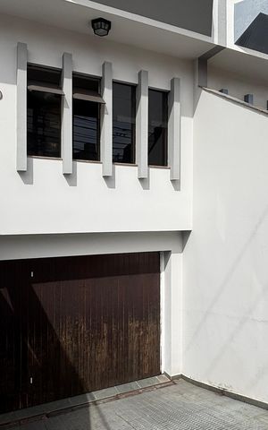 Casa à venda com 250m², 3 quartos e 6 vagas Casa à venda com 250m², 3 quartos e 6 vagasEntrada