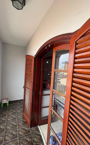 Casa à venda com 250m², 3 quartos e 6 vagas Casa à venda com 250m², 3 quartos e 6 vagasQuarto 2 Varanda