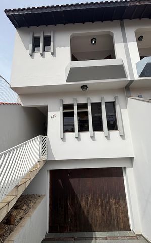 Casa à venda com 250m², 3 quartos e 6 vagas Casa à venda com 250m², 3 quartos e 6 vagasEntrada