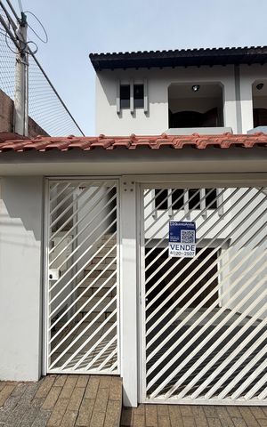 Casa à venda com 250m², 3 quartos e 6 vagas Casa à venda com 250m², 3 quartos e 6 vagasFachada