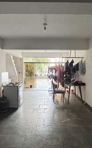 Casa à venda com 250m², 3 quartos e 6 vagas Casa à venda com 250m², 3 quartos e 6 vagasGaragem - Quintal