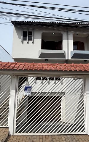 Casa à venda com 250m², 3 quartos e 6 vagas Casa à venda com 250m², 3 quartos e 6 vagasFachada
