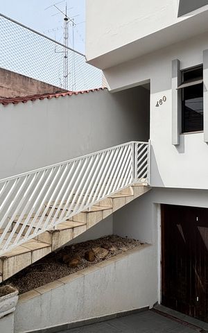 Casa à venda com 250m², 3 quartos e 6 vagas Casa à venda com 250m², 3 quartos e 6 vagasEntrada
