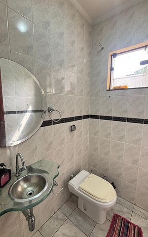 Casa à venda com 250m², 3 quartos e 6 vagas Casa à venda com 250m², 3 quartos e 6 vagasLavabo