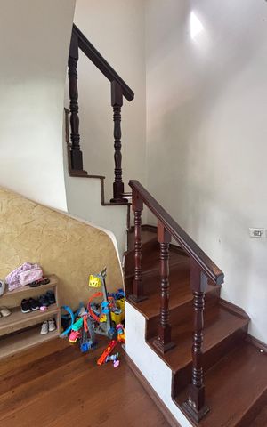 Casa à venda com 250m², 3 quartos e 6 vagas Casa à venda com 250m², 3 quartos e 6 vagasEscada