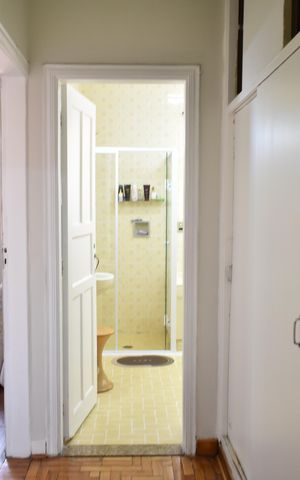 Casa à venda com 180m², 4 quartos e 2 vagasCorredor