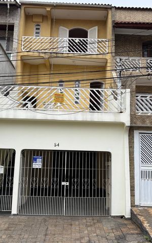 Casa à venda com 225m², 4 quartos e 2 vagas Casa à venda com 225m², 4 quartos e 2 vagasFachada