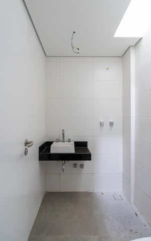 Casa à venda com 350m², 4 quartos e 3 vagas Casa à venda com 350m², 4 quartos e 3 vagasBanheiro Suíte 1