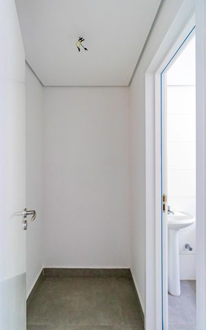 Casa à venda com 350m², 4 quartos e 3 vagas Casa à venda com 350m², 4 quartos e 3 vagasBanheiro de Serviço