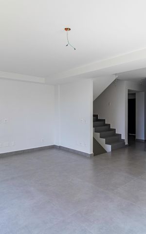 Casa à venda com 350m², 4 quartos e 3 vagas Casa à venda com 350m², 4 quartos e 3 vagasSala