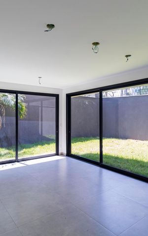 Casa à venda com 350m², 4 quartos e 3 vagas Casa à venda com 350m², 4 quartos e 3 vagasÁrea comum