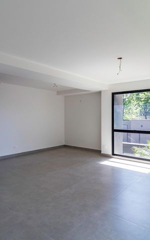 Casa à venda com 350m², 4 quartos e 3 vagas Casa à venda com 350m², 4 quartos e 3 vagasSala