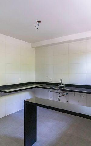 Casa à venda com 350m², 4 quartos e 3 vagas Casa à venda com 350m², 4 quartos e 3 vagasCozinha