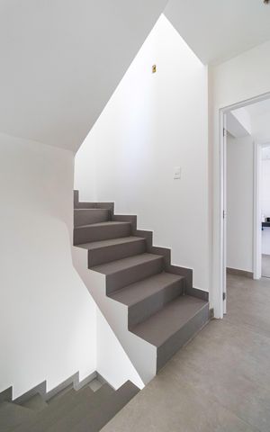 Casa à venda com 350m², 4 quartos e 3 vagas Casa à venda com 350m², 4 quartos e 3 vagasEscada