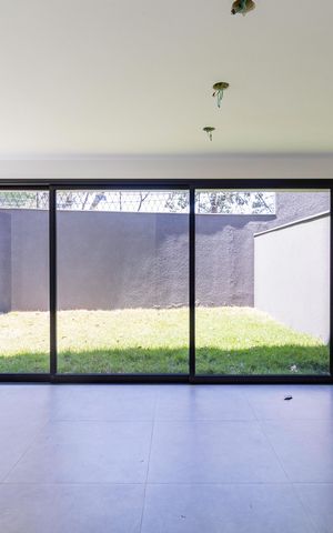 Casa à venda com 350m², 4 quartos e 3 vagas Casa à venda com 350m², 4 quartos e 3 vagasÁrea comum