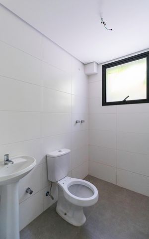 Casa à venda com 350m², 4 quartos e 3 vagas Casa à venda com 350m², 4 quartos e 3 vagasBanheiro de Serviço
