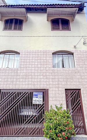 Casa à venda com 180m², 3 quartos e 2 vagasFachada com Plaquinha