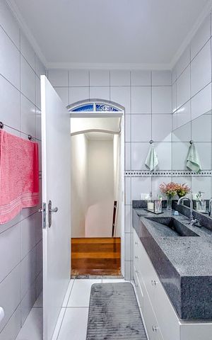 Casa à venda com 180m², 3 quartos e 2 vagasBanheiro
